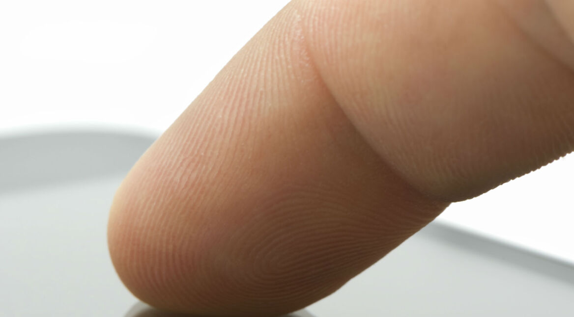 Finger tippt auf Smartphone-Display.