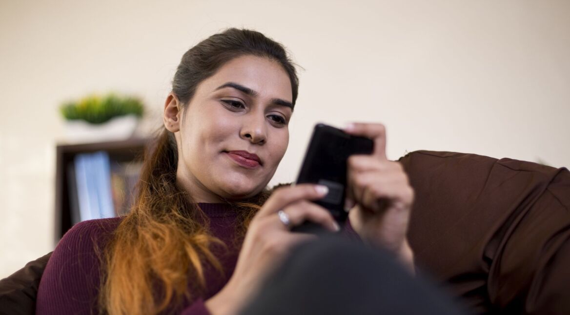 Frau sieht ihre iCloud Mails auf Android-Handy ein.