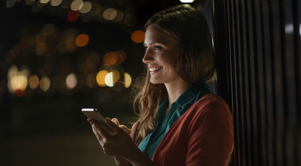 Junge Frau probiert neue Smartphone-Tipps aus.