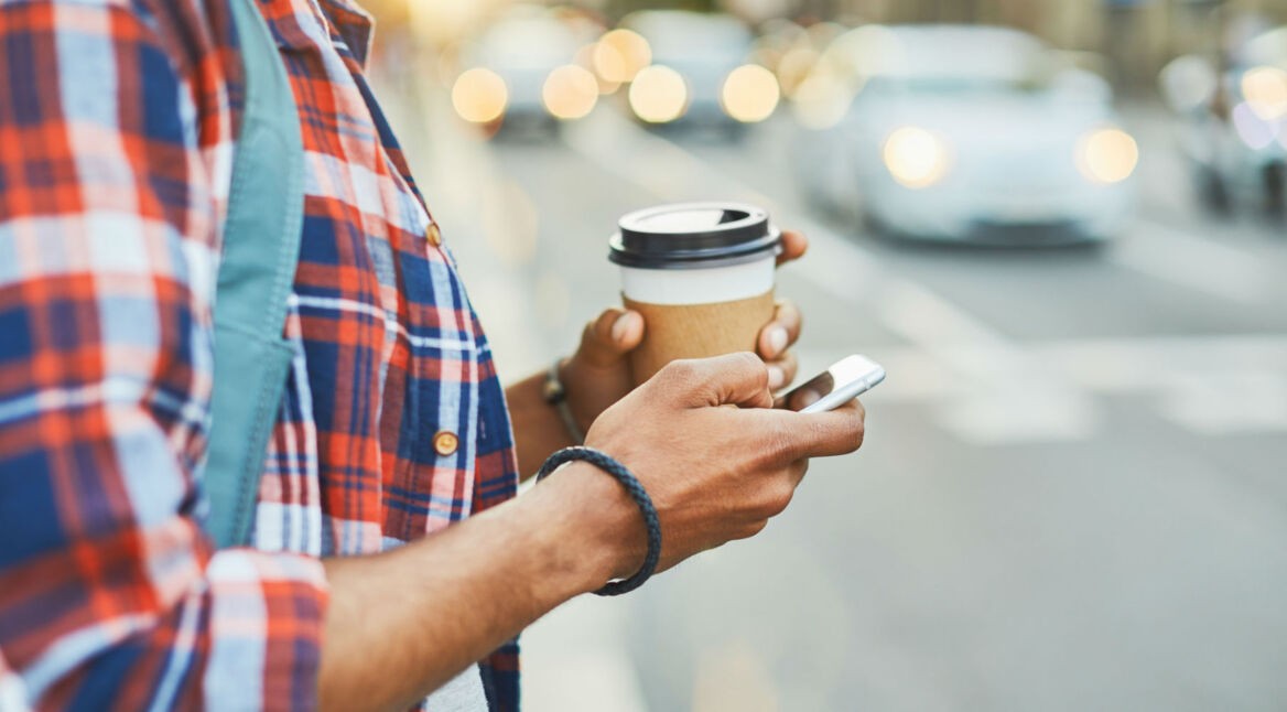 Das Smartphone auf Updates checken.