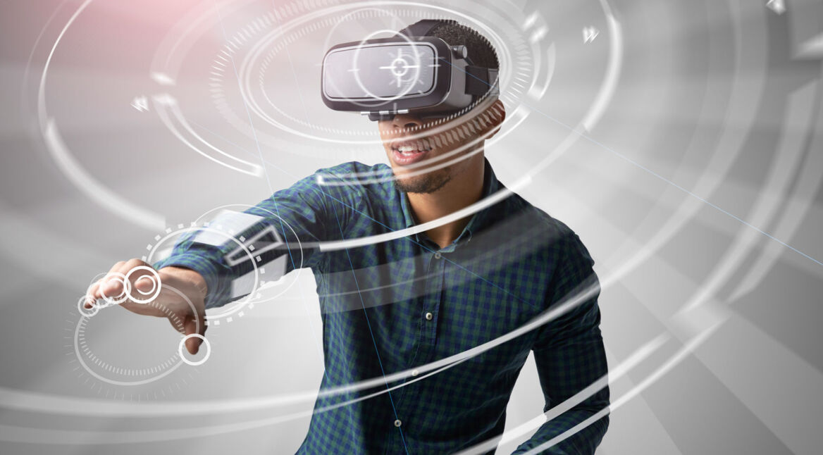 Mann testet VR-Handschuhe.