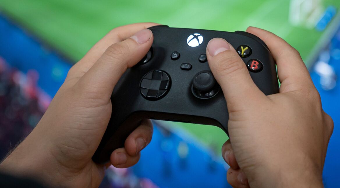 Jemand hält den Controller der Xbox Series X/S.