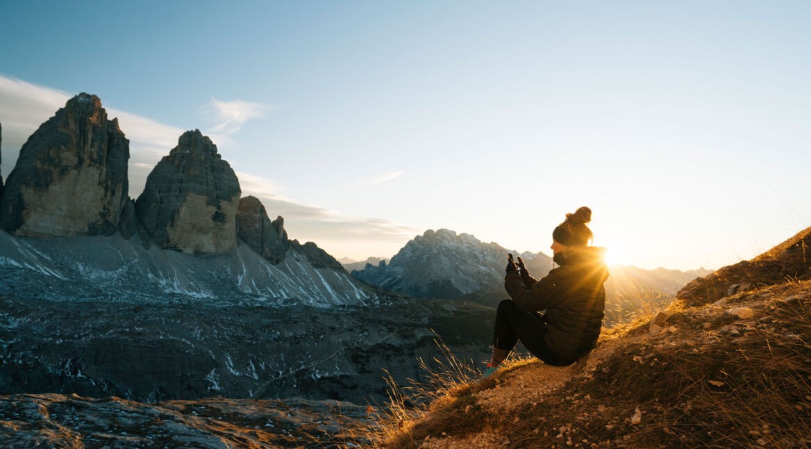 apps-fuer-digitale-globetrotter-frau-in-den-bergen-mit-smartphone