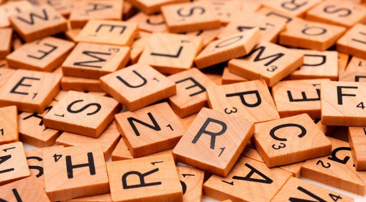 Ein Haufen Scrabble-Buchstaben durcheinander