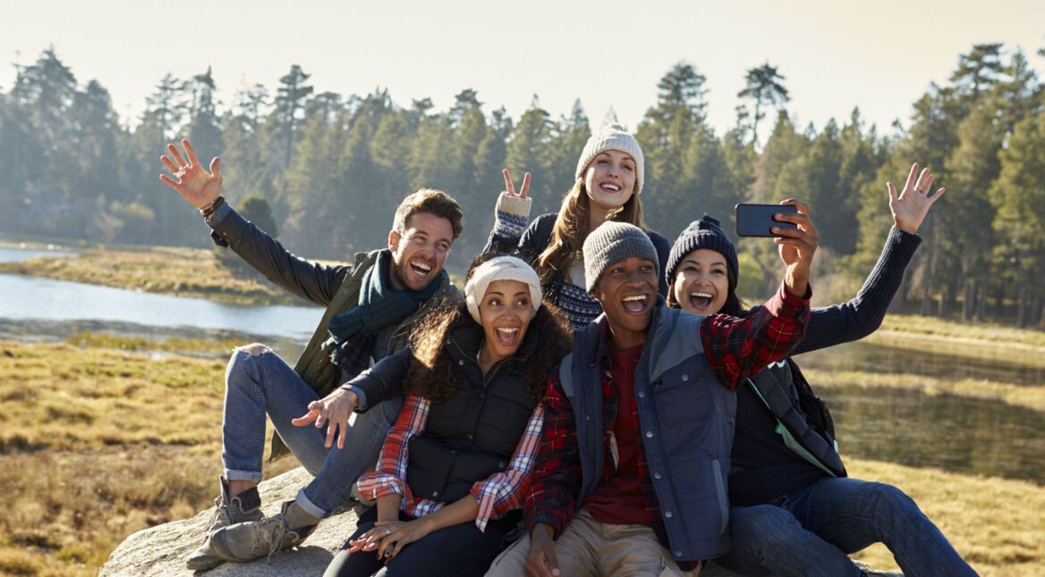 Gruppe von Geocachern mit Smartphone