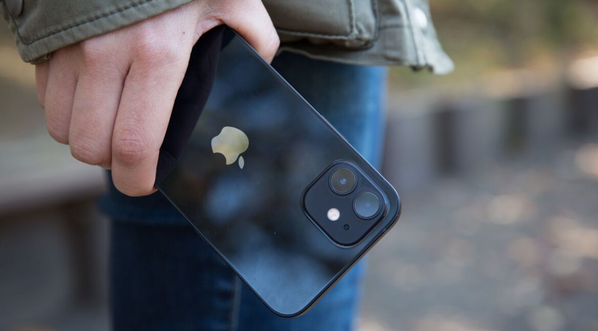 iPhone 12 in der Hand halten