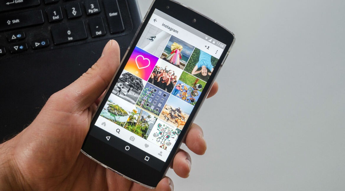 Instagram-App auf dem Smartphone mit schwarzer Tastatur im Hintergrund