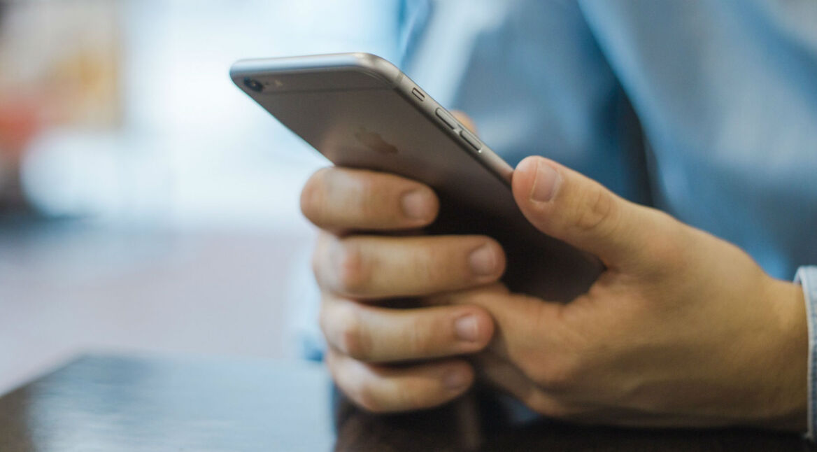 Mann hält iPhone 6 Plus in der Hand.