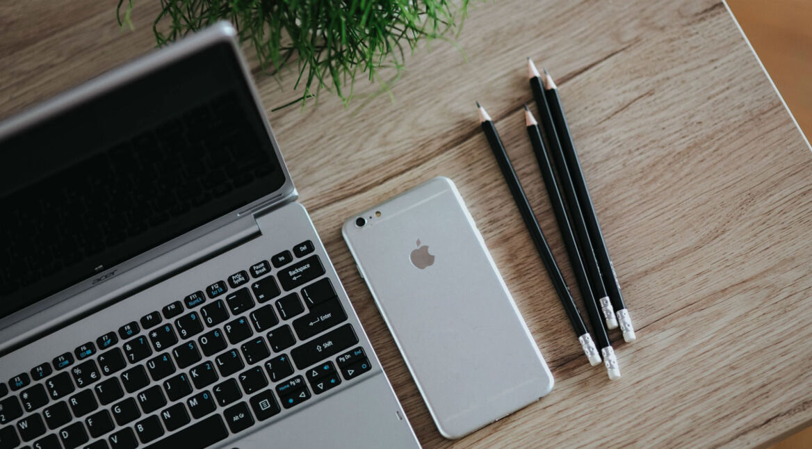 iPhone auf einem Tisch mit Stiften