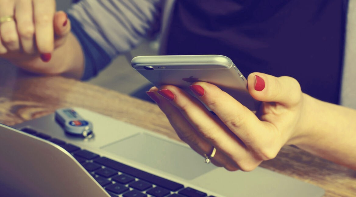 iPhone und MacBook im Zusammenspiel.