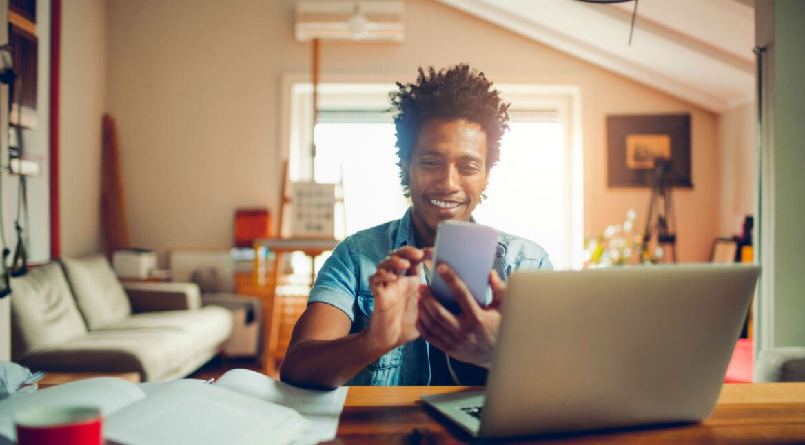 Mann konfiguriert sein Smartphone