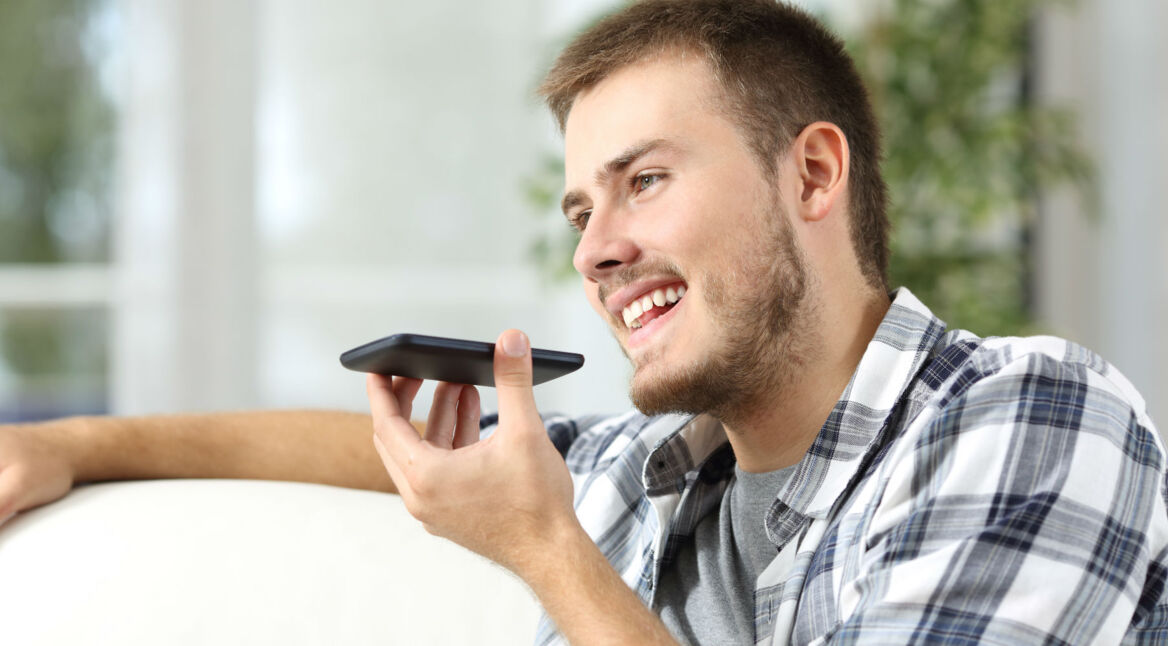 Mann spricht in sein Smartphone