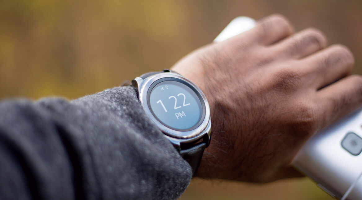 Mann mit Smartwatch am Handgelenk