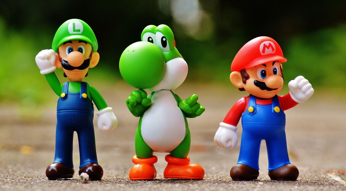 Luigi, Yoshi und Mario als Figuren auf einem Feldweg
