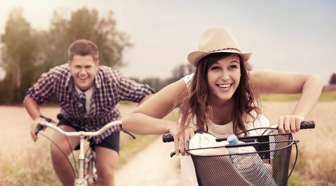 Glückliches Paar auf Fahrrädern
