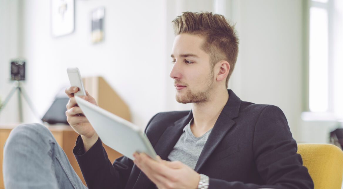 Ein Mann arbeitet mit einem Tablet