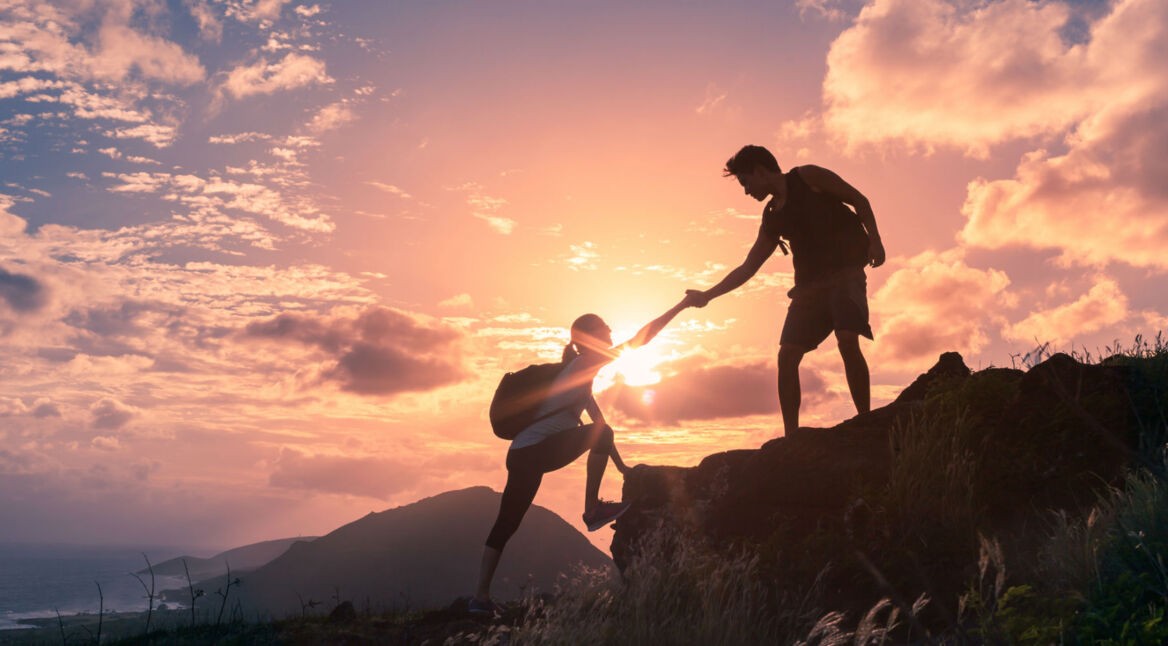 Wanderer helfen sich gegenseitig