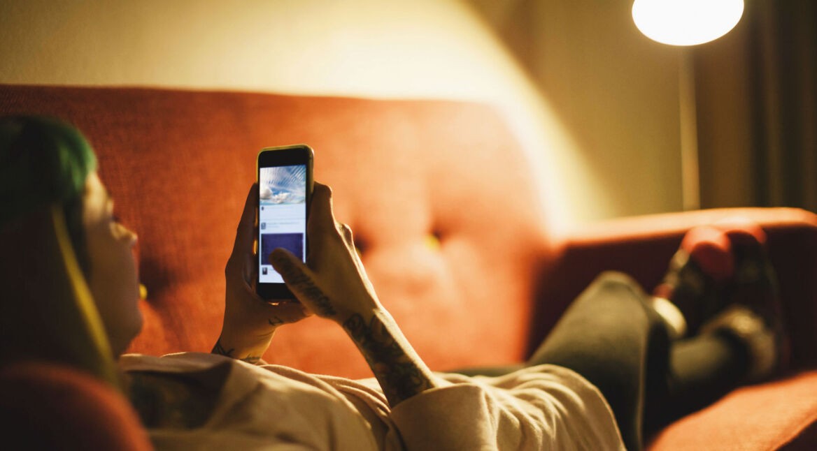 Frau schaut auf ihr Smartphone.