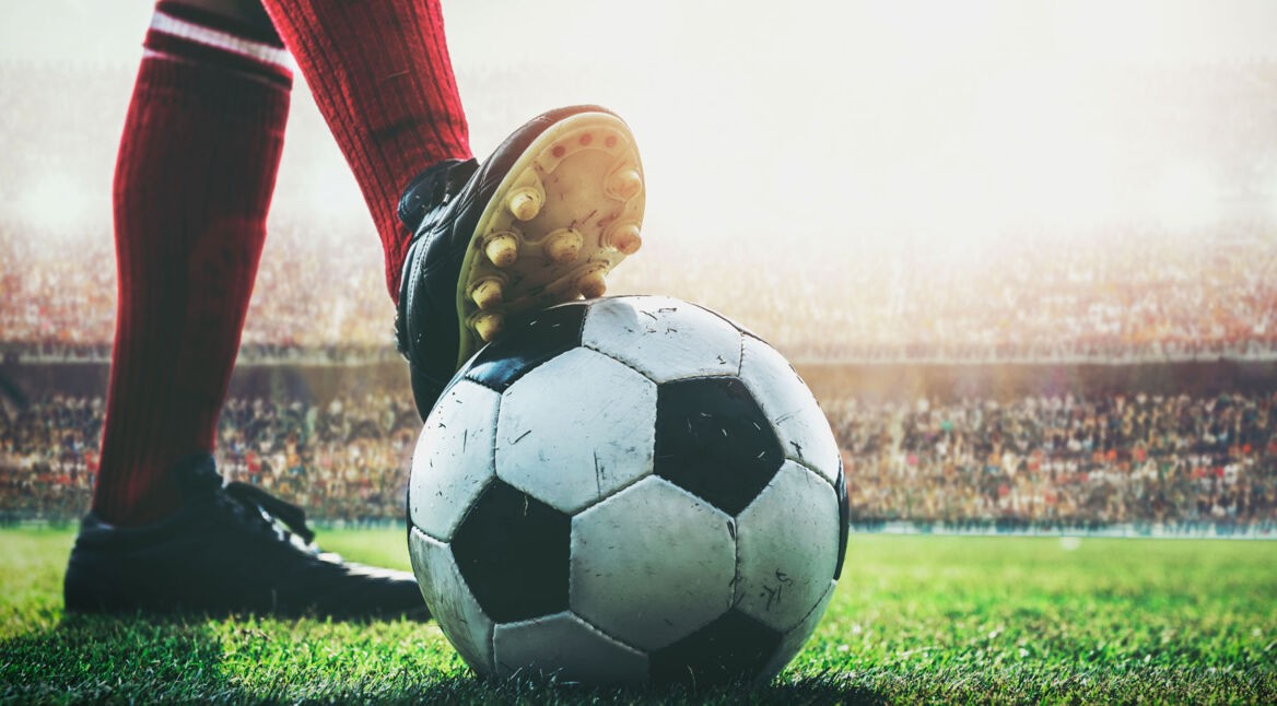 Spieler mit Fußball - Die besten Apps zum Bundesliga-Start