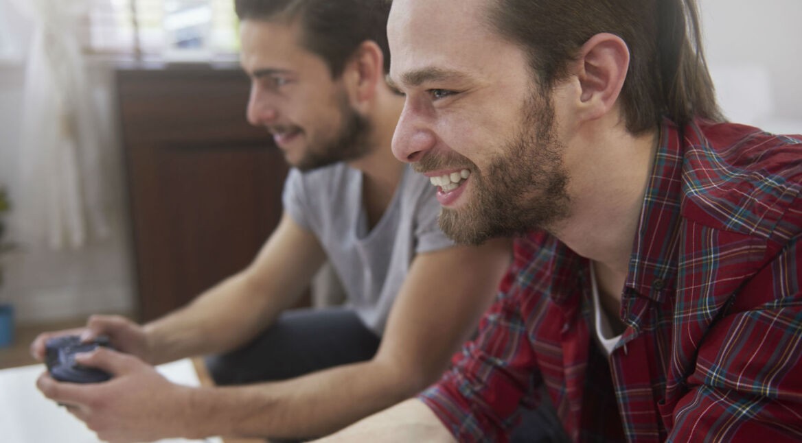 Konsolenspiele zu zweit auf der Couch spielen