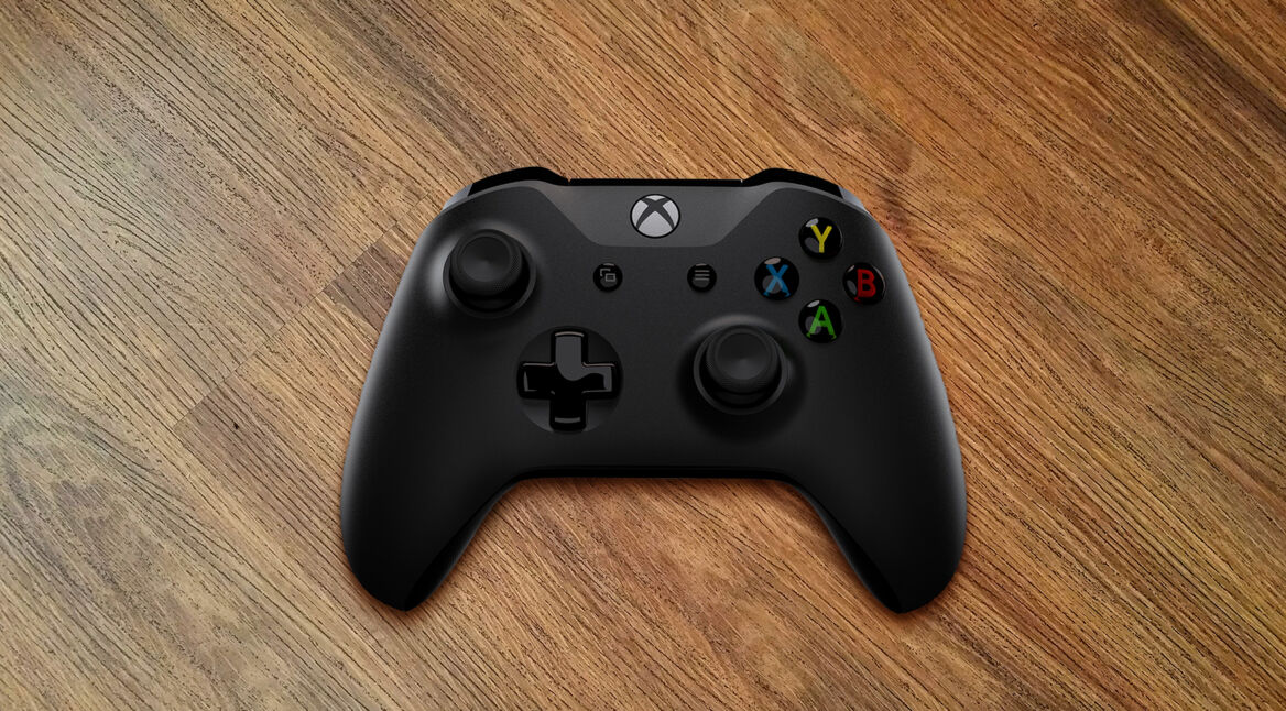 Ein schwarzer Xbox One Controller auf Holz.