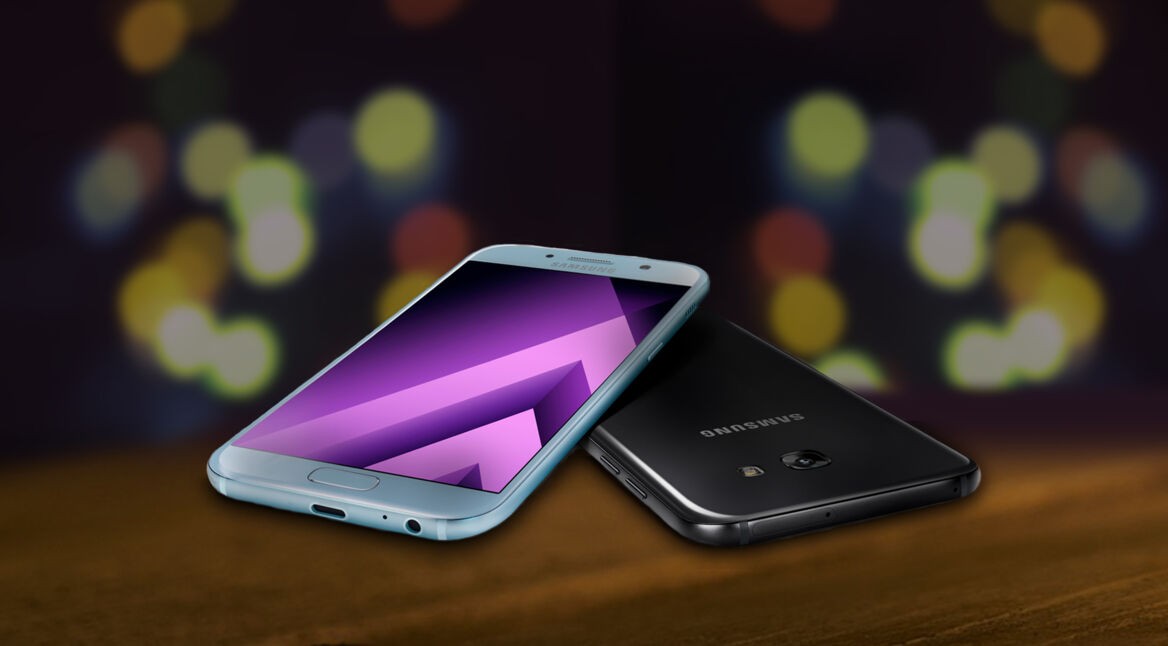 Samsung Galaxy A5 auf einem Schreibtisch.