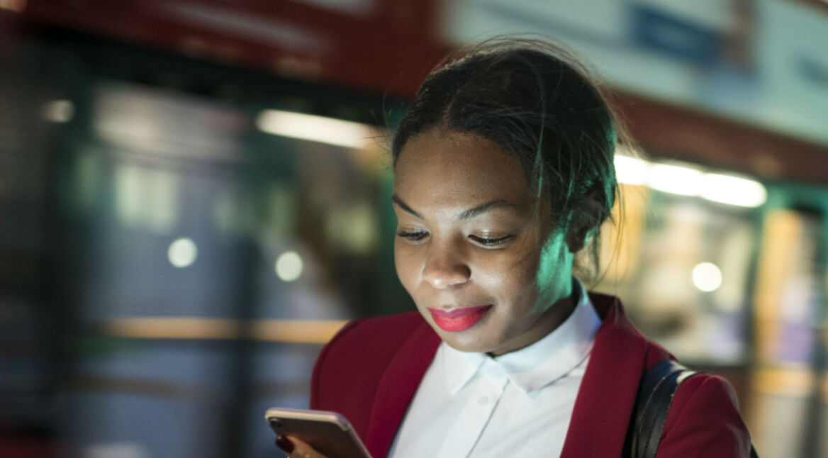 Junge Frau nutzt Android-Smartphone.