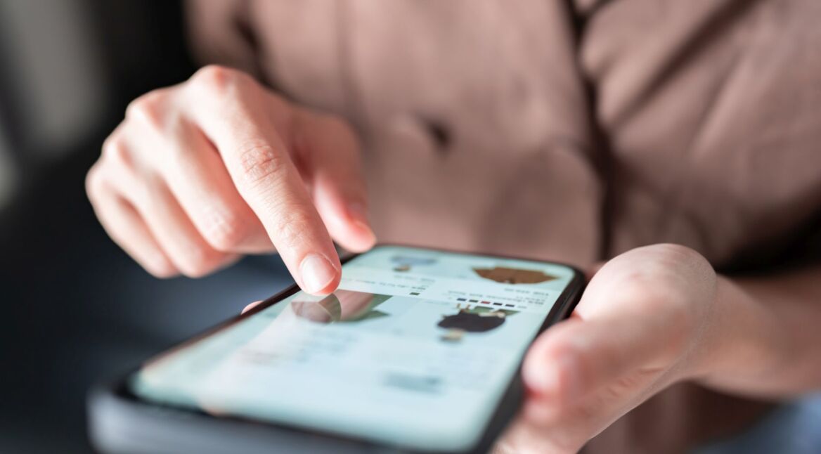 Frau shoppt auf dem Smartphone online.