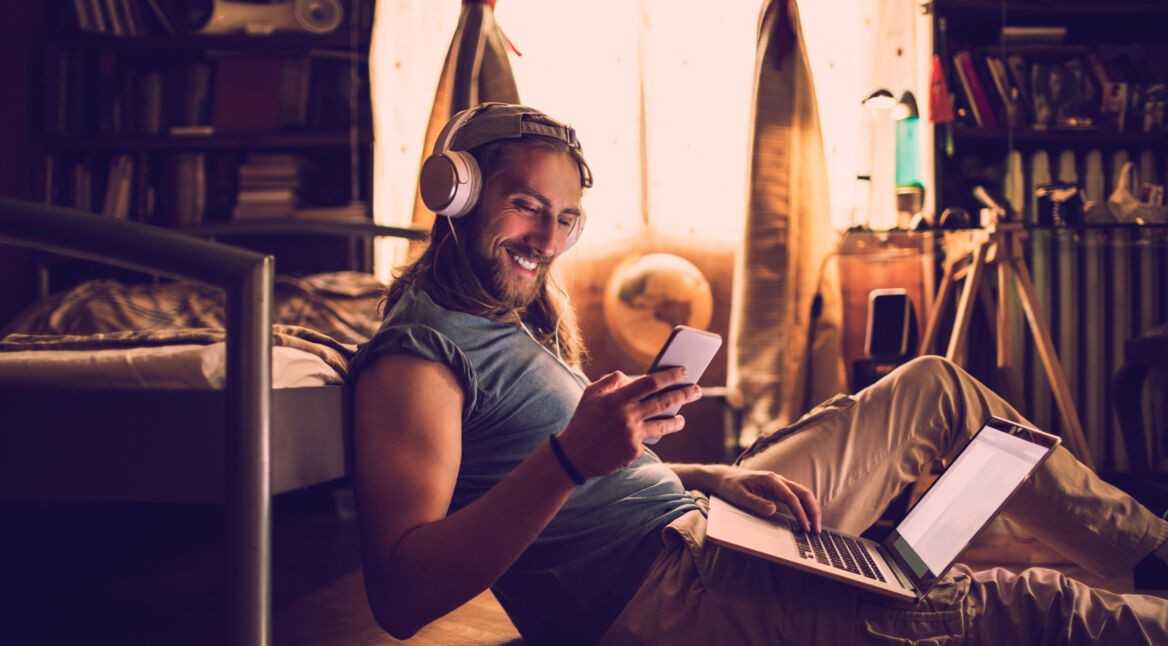Mann schaut auf sein Smartphone.