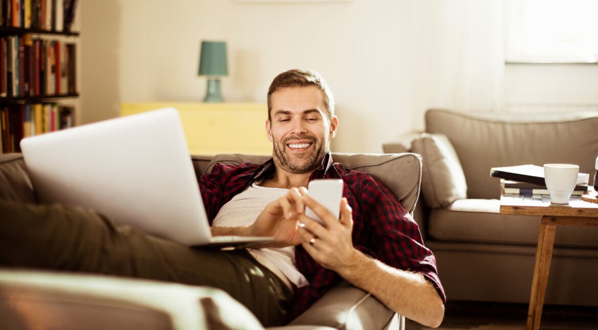 Mann bedient iPhone mit iOS 11 Beta auf Couch.