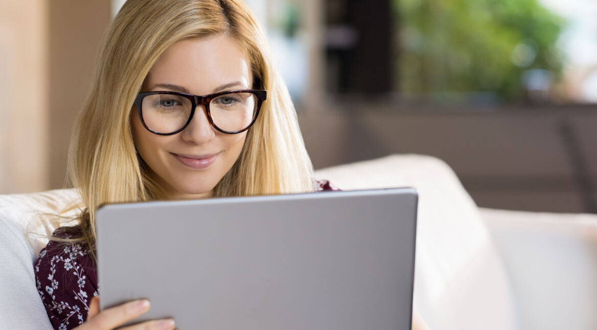Frau führt mit iPad ein FaceTime-Gespräch.