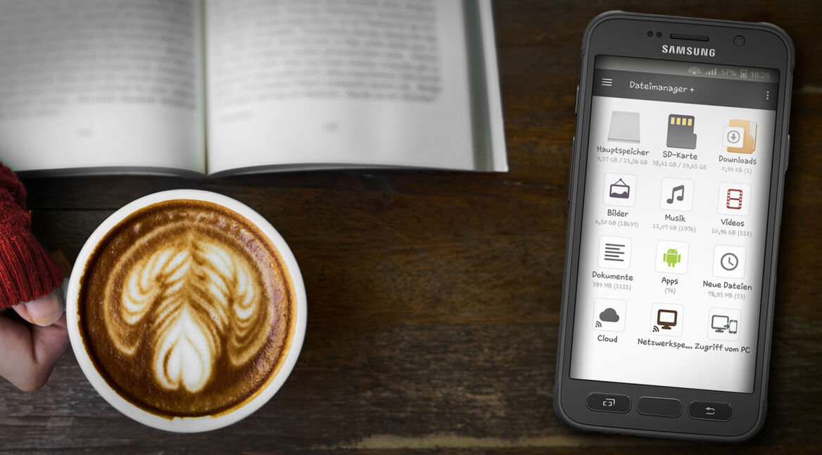 Screenshot mit Schreibtisch Kaffeetasse und Handy mit Dateimanager +
