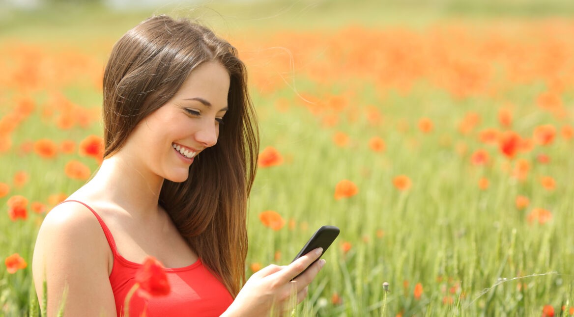 Frau sucht in Feld nach Gmail-Alternativen.