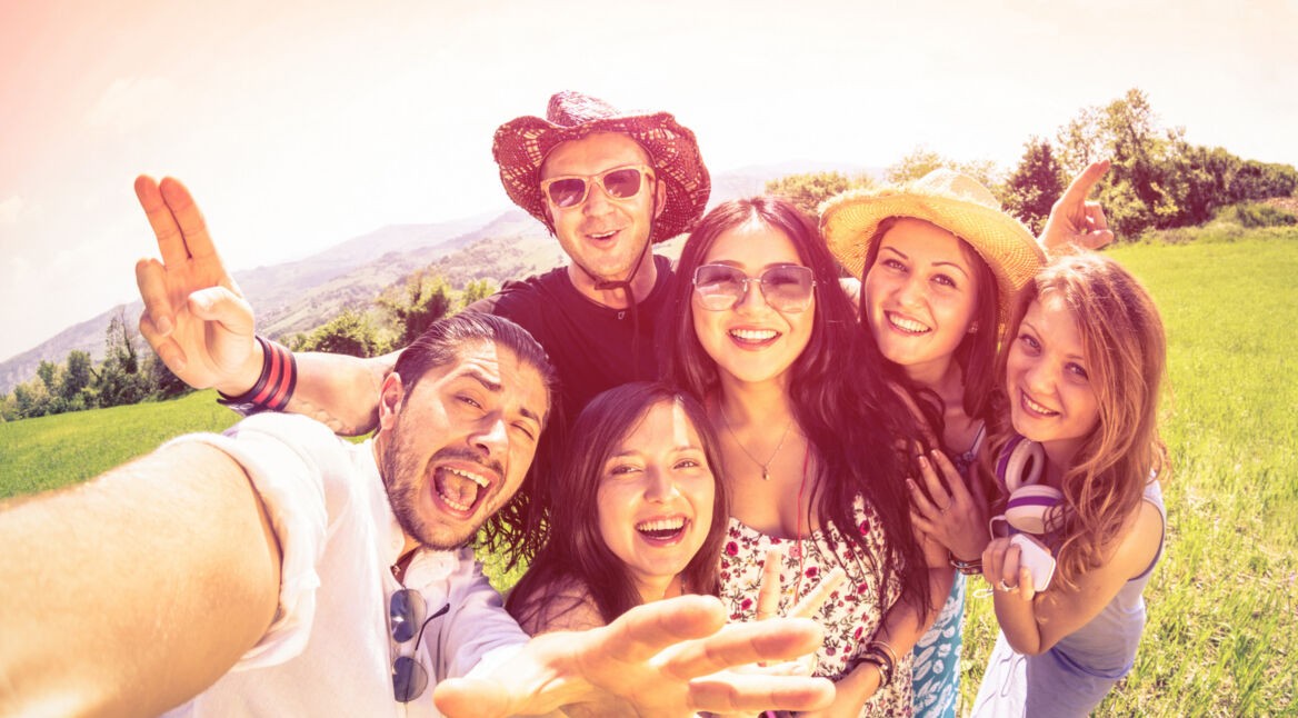 Gruppe junger Menschen mit 360 Grad Kamera Selfie
