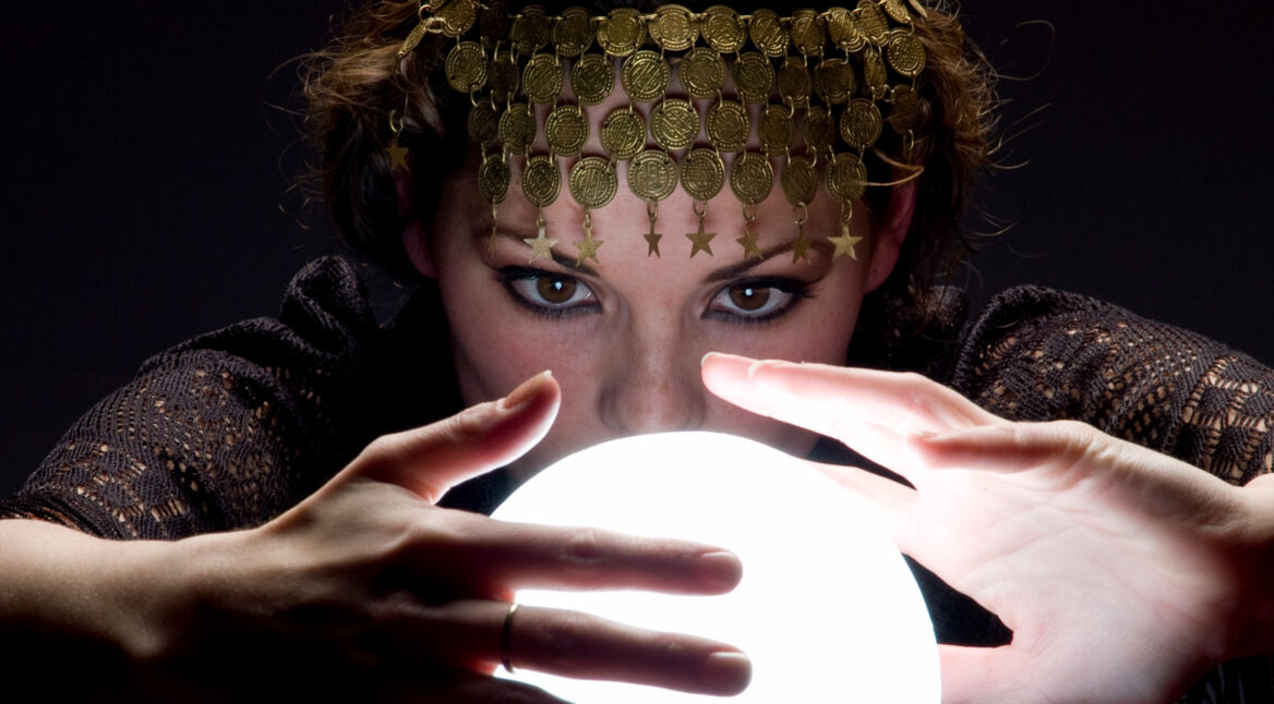 Wahrsagerin schaut in eine Glaskugel