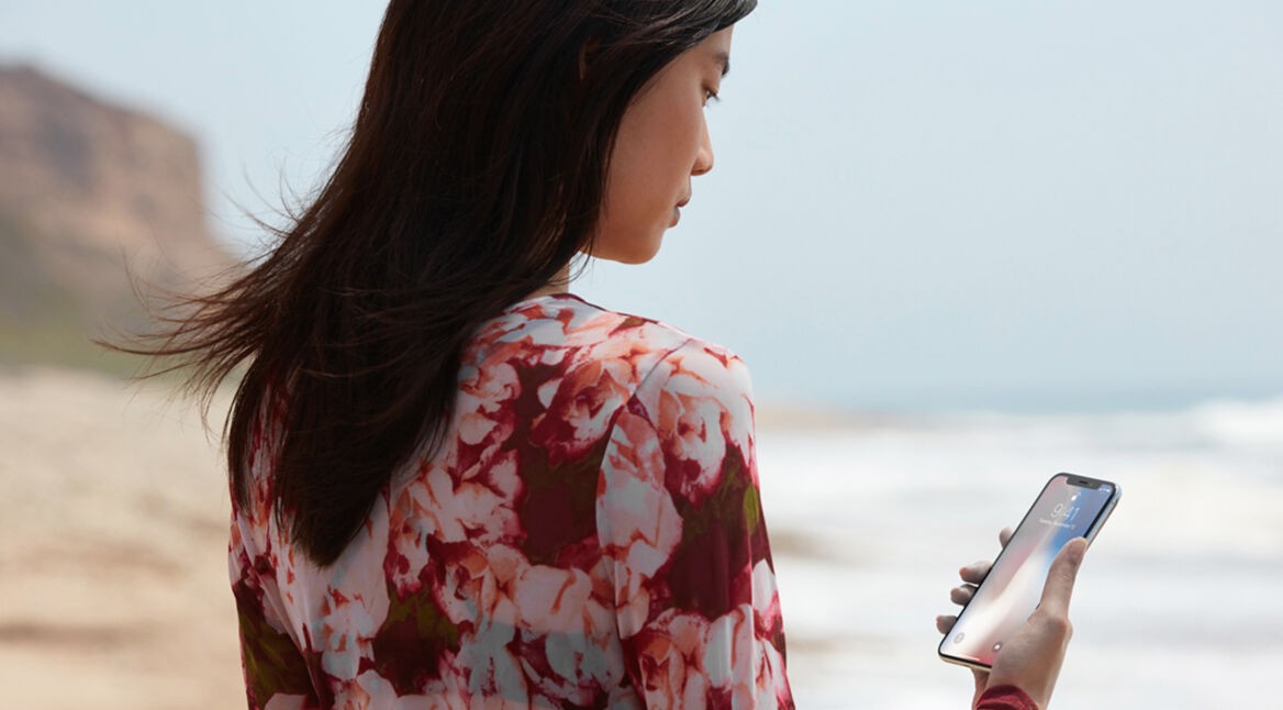 Frau betrachtet neues iPhone.