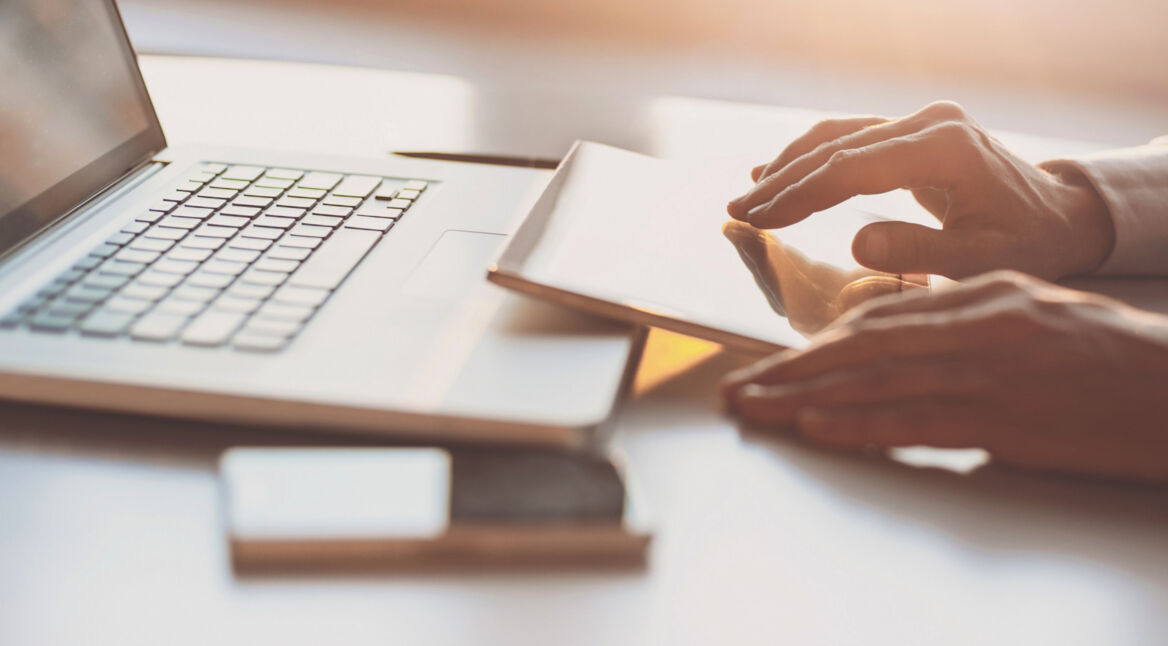 iPhone iPad und Mac auf dem Tisch