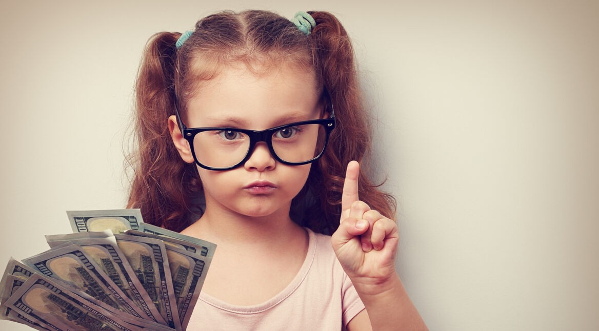 Kind mit Geldscheinen