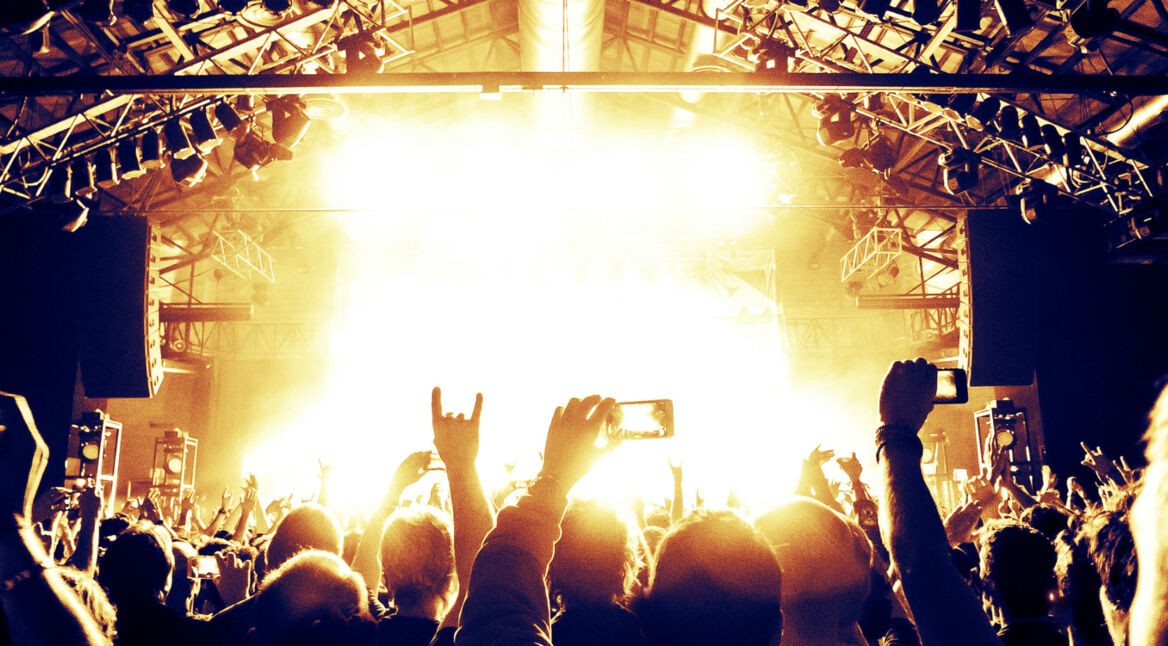 Menschenmenge vor Konzertbühne mit Smartphones in der Hand