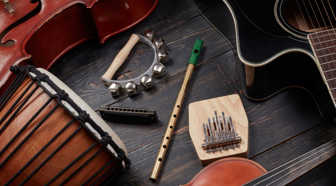 Verschiedene Musikinstrumente auf einem Tisch