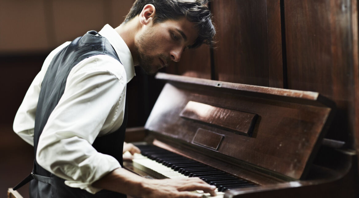 Junger Mann am Klavier
