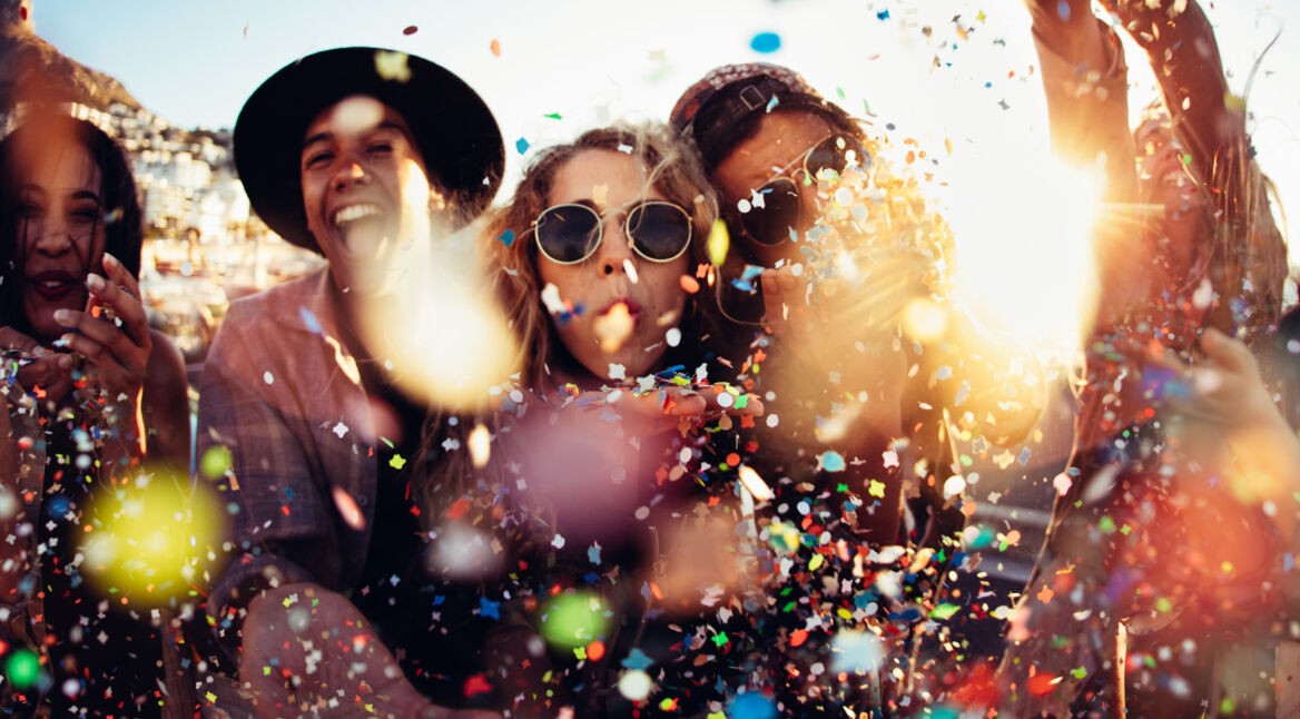 Lustige Partyrunde mit Konfetti