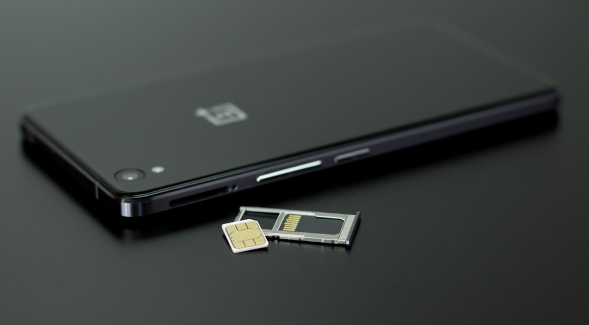 Smartphone mit SIM- und SD-Kartenträger