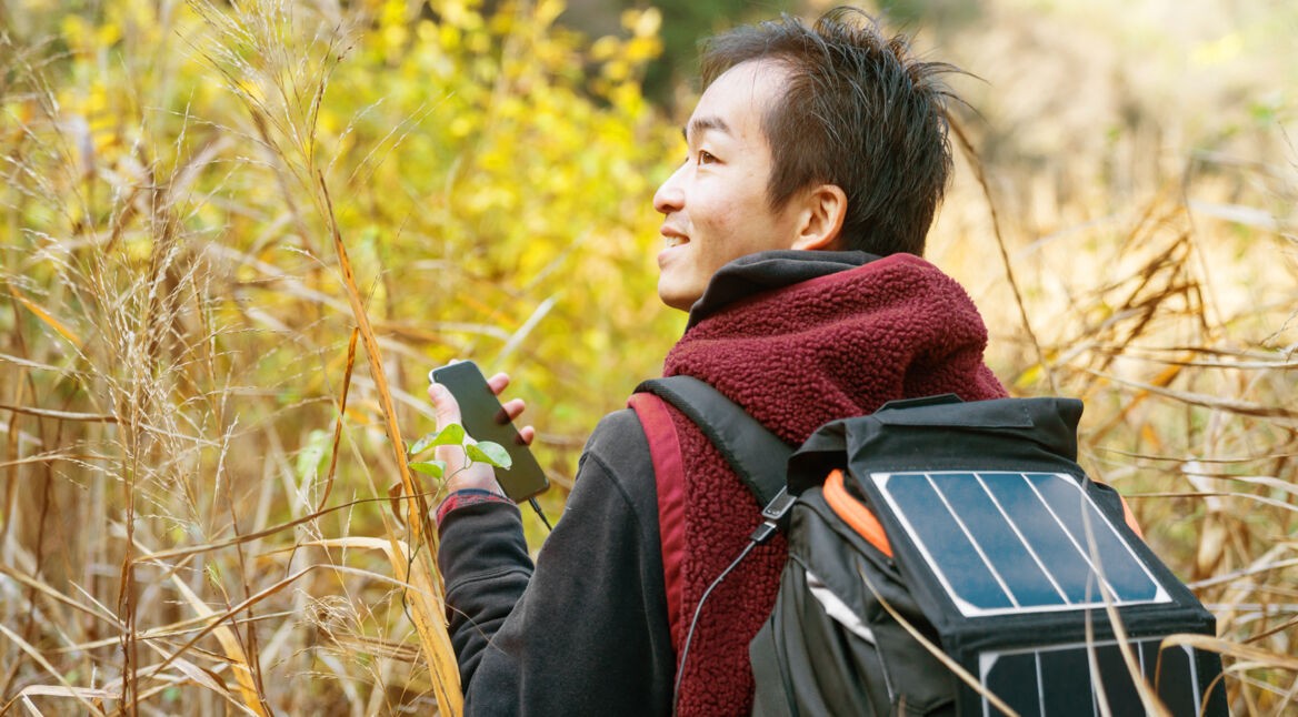 In der Natur mit Solar-Powerbank