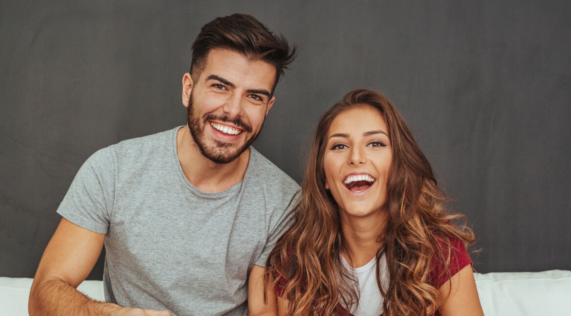 Paar spielt Xbox One Spiele für 2 Spieler.