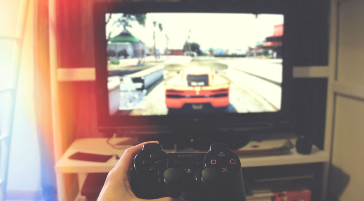 User zockt PlayStation-Spiele auf dem Fernseher.