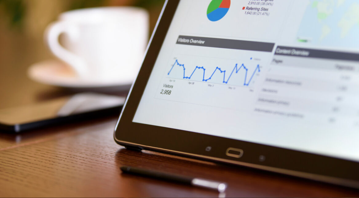 Tablet auf dem Tisch mit Kaffeetasse