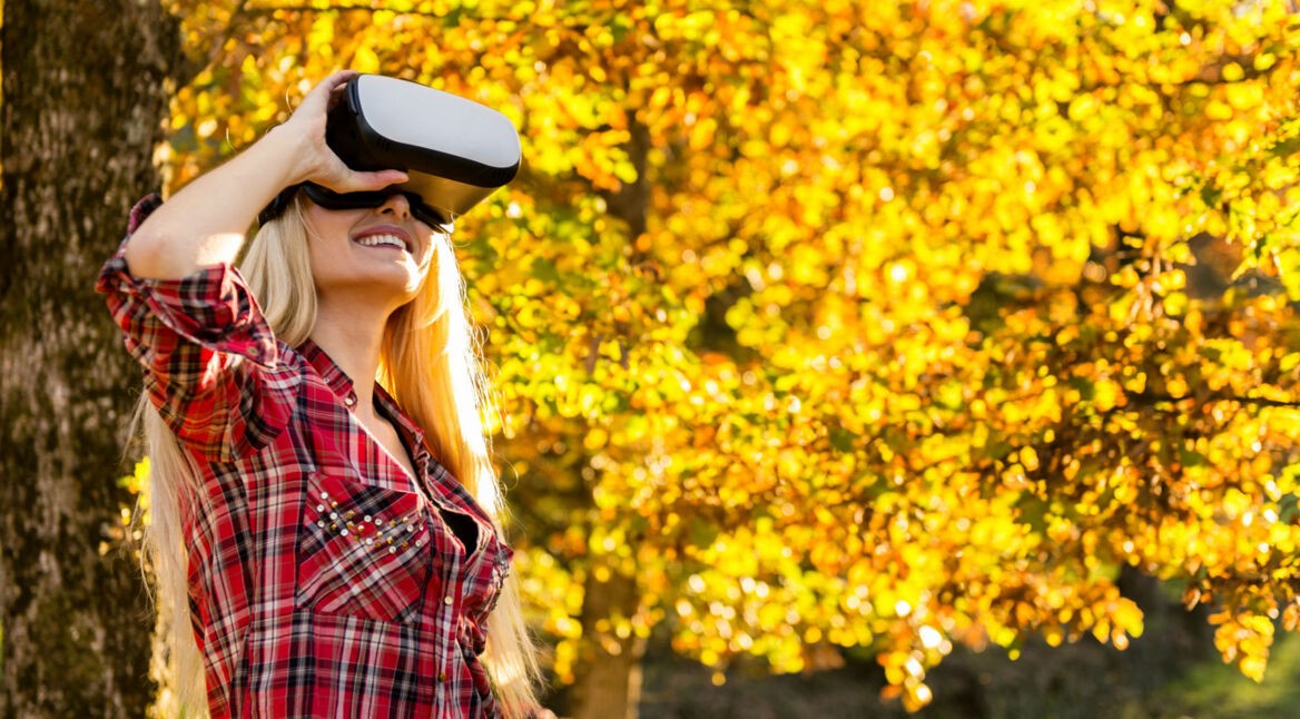 Frau im Herbst mit einer VR-Brille.