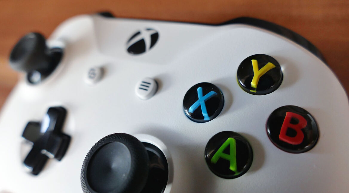 Der Xbox One Controller lässt sich per Adapter mit der PlayStation 4 verbinden.
