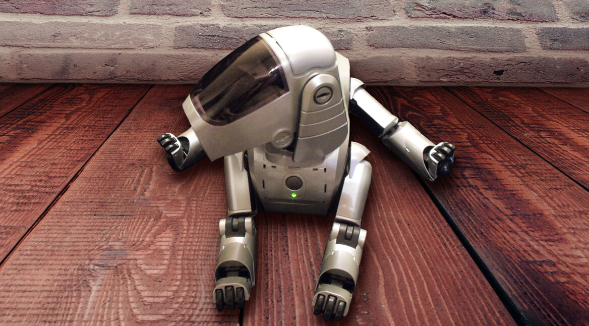 Sony AIBO sitzt auf dem Boden